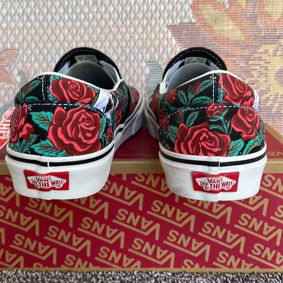 Vans WMNS Classic Slip-0n
Rose Skulls Black/True White 
VN0A7Q5D6BT
Sneakers - Picture 14 of 16